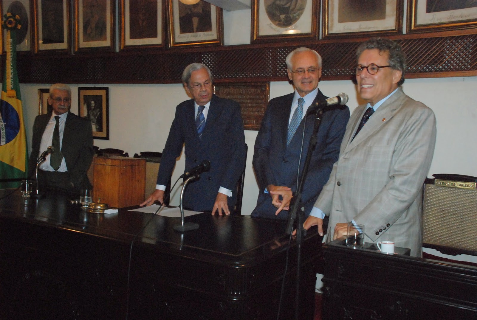 Fernando Fragoso, ex-Presidente, e Técio Lins e Silva, eleito o atual Presidente do IAB, se confraternizam durante a votação