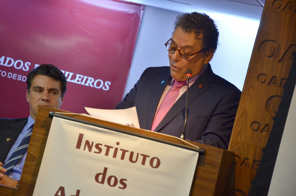 Emocionado, Técio Lins e Silva cita as dificuldades da advocacia durante os anos de chumbo da ditadura militar em seu discurso de posse como Presidente do IAB.