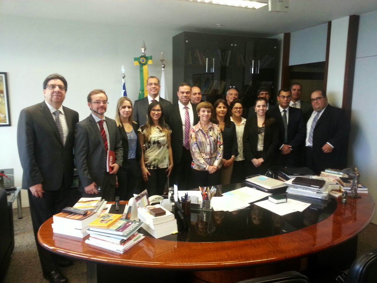 Após oficina sobre a lei 13.015/2014, os advogados José Eymard Loguercio e Claudio Dalcir Costa de Castro posam com Ministra Delaíde