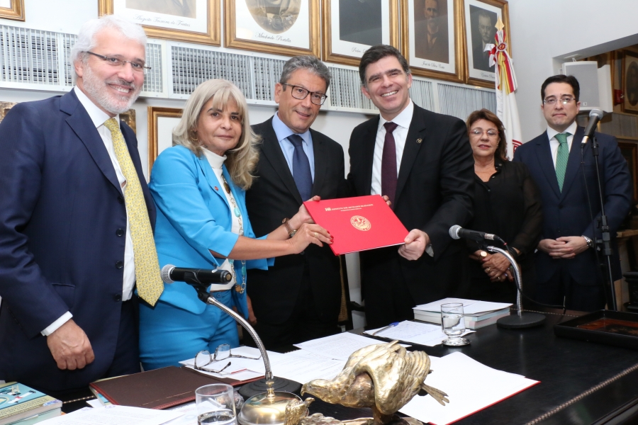 IAB e OAB/RJ firmam parceria para realização de atividades acadêmicas e culturais