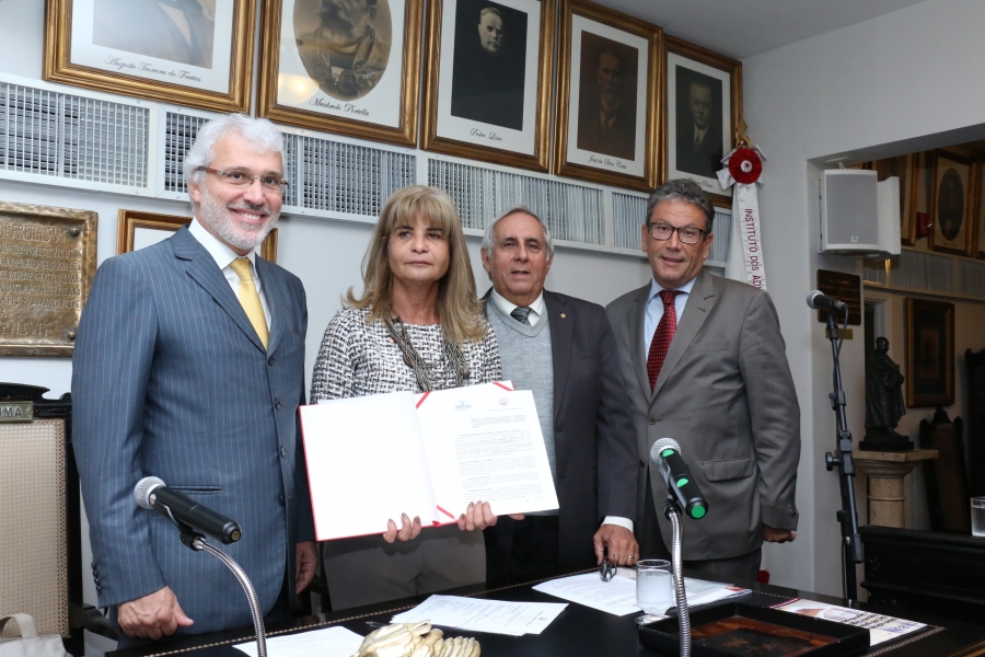 Representando o IAB, Rita Cortez assina Termo de Cooperação com a Associação Brasileira de Direito Educacional