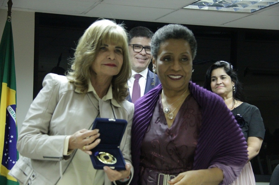 Rita Cortez é homenageada pela OAB/RJ com a Medalha Rosa Negra